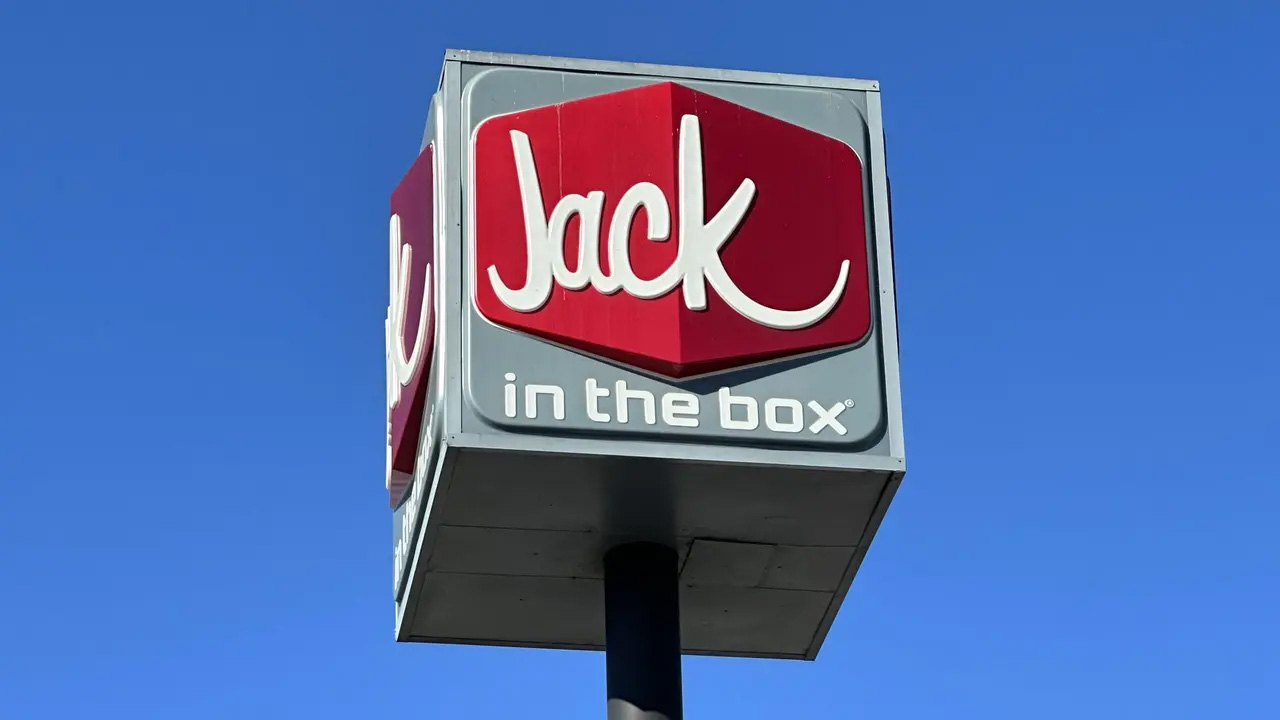 Scalding hot coffee thrown into fast-food manager’s face by angry customer, DA says — St. Louis Park Dining news
